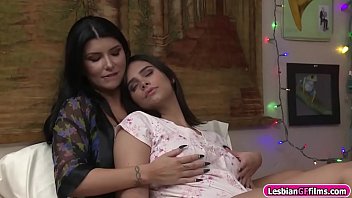 La belle-mère se frotte et lèche la chatte de sa fille