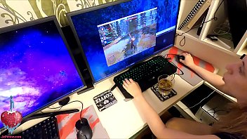 Gamerita pénétrée au bureau reste libre dans le vagin