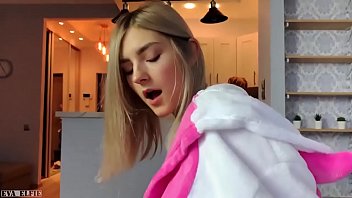 Blonde habillée en lapin ayant secrètement des relations sexuelles avec son petit ami doué