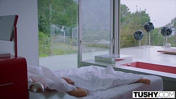 Superbe mannequin blonde de Moldavie veut une bite dans la chatte et le cul