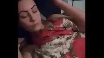 Madalina veut un film quand elle suce une bite de porno en roumain