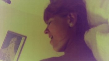 La femme roumaine en vacances en Grèce baise son petit ami