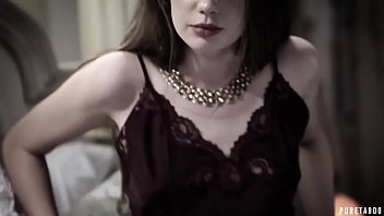 La jeune femme frotte sa bite jusqu’à ce qu’elle jouisse