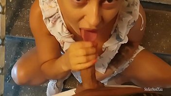 Porno roumain avec Rosalina Love dans le quartier quand elle suce une bite