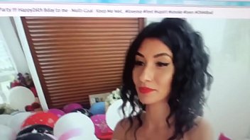 Brunette roumaine en chat vidéo dansant sur manele