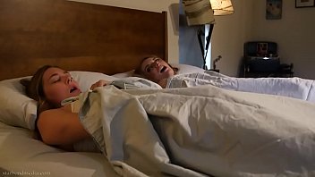 Vivre avec trois copines se masturbant avec de multiples orgasmes