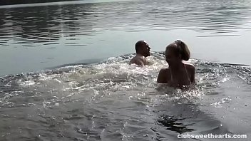 Bain dans le lac et baise filmée avec Mary