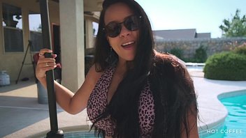 Une grosse milf dans la piscine suce une bite et se fait baiser dans la chatte