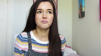 Scène d’amour avec la jeune femme sous la douche