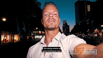 Le soir de la promenade, il trouve Lily en train de demander sa bite