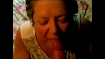 Film porno avec une salope roumaine en train de sucer une bite