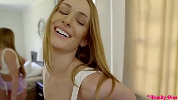 La blonde aime le sexe anal brutal avec la finition