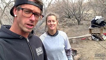 Scène de sexe sous tente avec couple pervers