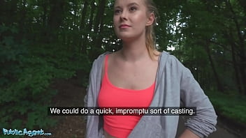 Casey suspendu dans le parc et baisé par le garçon à la grosse bite