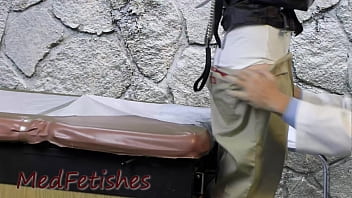 Le gynécologue filme au téléphone quand il baise son patient