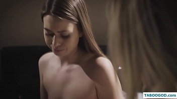 Grand-père avec une érection baise ses nièces jumelles