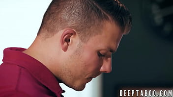 Christina a pénétré le vagin par une étudiante avec une grosse bite