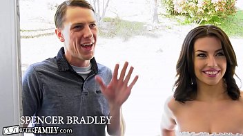 Belle-mère se masturbe quand sa fille se fait baiser par son petit ami