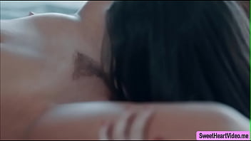 Sexe avec de belles lesbiennes donnant leur langue