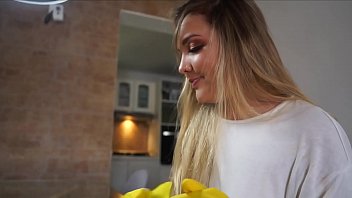 La femme au foyer montre son cul et met ses doigts dans son vagin