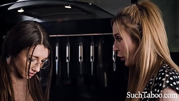 Maya excitée et baisée par sa colocataire