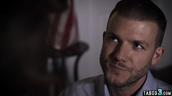 Evelyn suce sa grosse bite et pénètre dans son vagin