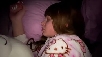 Elle baise sa soeur dans le vagin quand elle dort et lui donne du sperme dans sa bouche