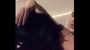 Porno roumain en club avec une brune