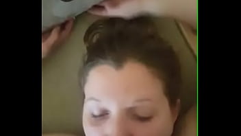 Cristina baise son cul et le prend dans sa bouche