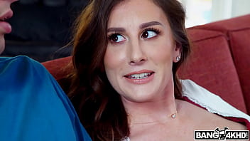 La mère montre sa chatte et suce la bite de son fils