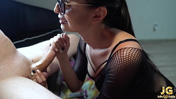 Sa copine lui frotte la bite jusqu’à ce qu’il jouisse