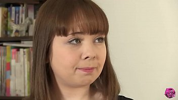 Il a des relations sexuelles avec sa femme et sa femme au foyer