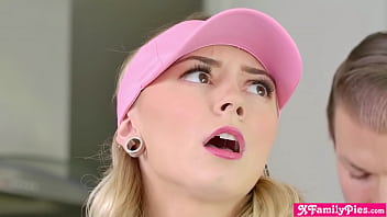 Il lui apprend le golf et la baise dans le vagin étroit