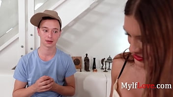 La milf Kitana Lure tombe amoureuse d’un enfant innocent