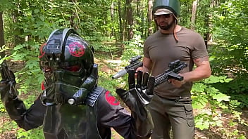 Un motard agressé sexuellement dans les bois par deux hommes