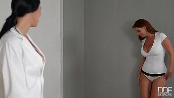 La masseuse s’excite et baise le client bisexuel