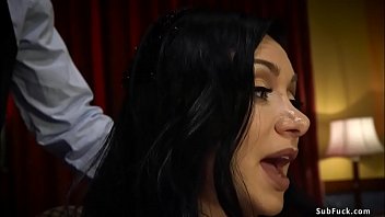 Attaché et baisé par plusieurs hommes du groupe