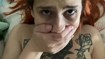 La rousse tatouée gémit quand elle se fait baiser et veut du sperme dans la chatte