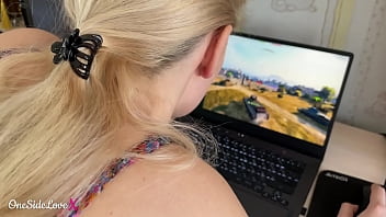 Sexe sur le dos avec la soeur jouant sur l’ordinateur portable