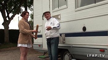 Elle fait le ménage dans une caravane et fait l’amour avec trois hommes mûrs