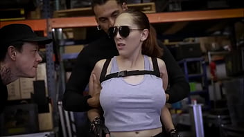 Pris et abusé sexuellement par deux policiers