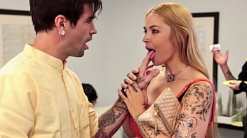 La nympho trompe son mari avec un ami qui a une grosse bite