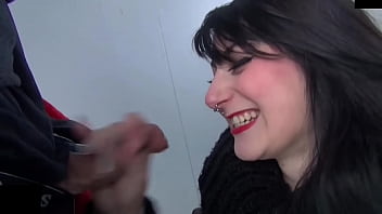 Brune mature au travail ayant des relations sexuelles habillées