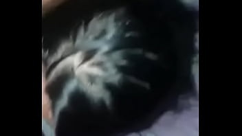 La brune roumaine suce la bite et avale la sortie