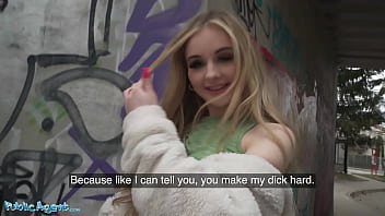 Blonde payée pour une pipe et du sexe dans la rue