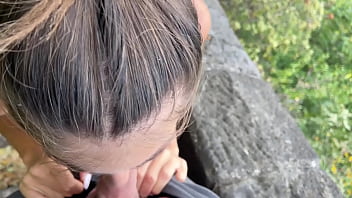 Sexy jeune femme filmée en train de sucer une bite dans le parc