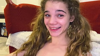 Étudiante large dans sa chatte pénétrée par un étalon de 30 cm