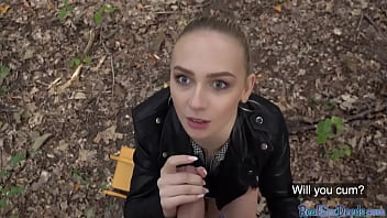 Payé pour une pipe dans la forêt et du sexe rapide dans la chatte