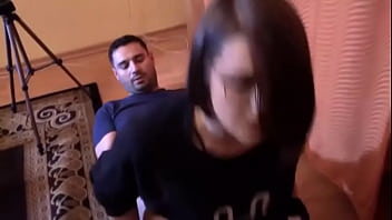 Film porno roumain avec une chatte qui éjacule en elle