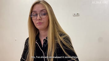 L’infirmière baise son patient avec les mains bandées